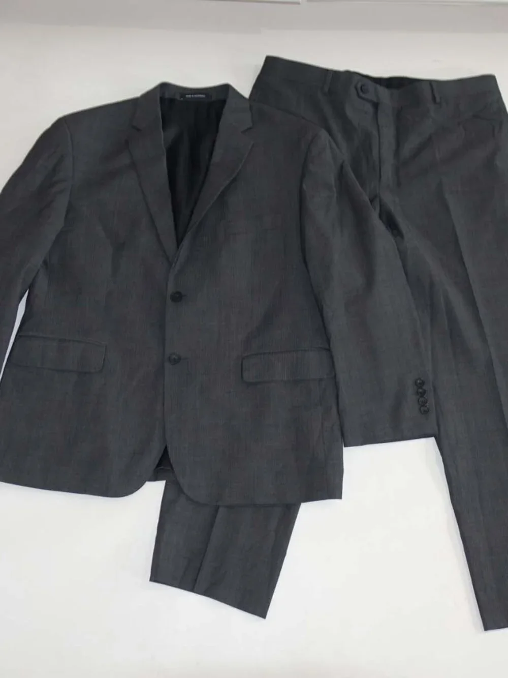 Kenneth Cole Men's Slim Fit 2 Button Suit Size 44 Short 38 x 28.5 Charcoal Gray